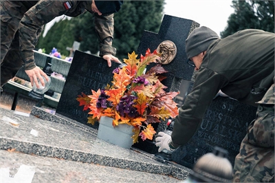 Śpij, kolego, w ciemnym grobie…