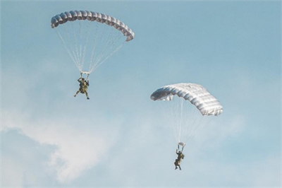 Spadochrony nad pustynią