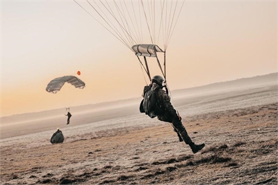 Spadochrony nad pustynią