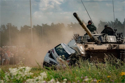 Huk armat, ryk silników…