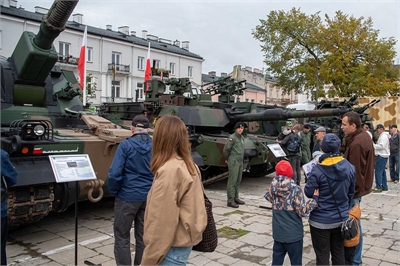 Army Days. Wojsko opanowało Kielce