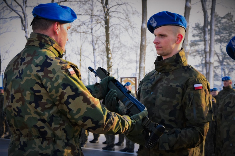 Żołnierze Dobrowolnej Zasadniczej Służby Wojskowej z CPdMZ otrzymali broń