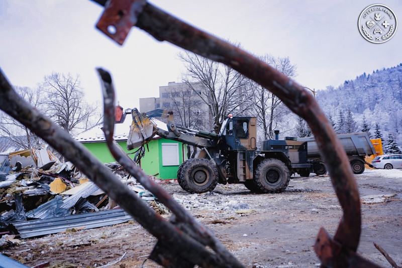 Żołnierze usuwają zniszczone przez wodę budynki