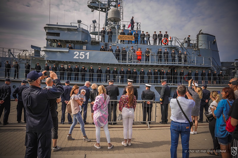 Одесский корабль. Одесса корабли. Корабли в Одессе фото. Как называется пол на корабле. Полудевушка полу корабль.